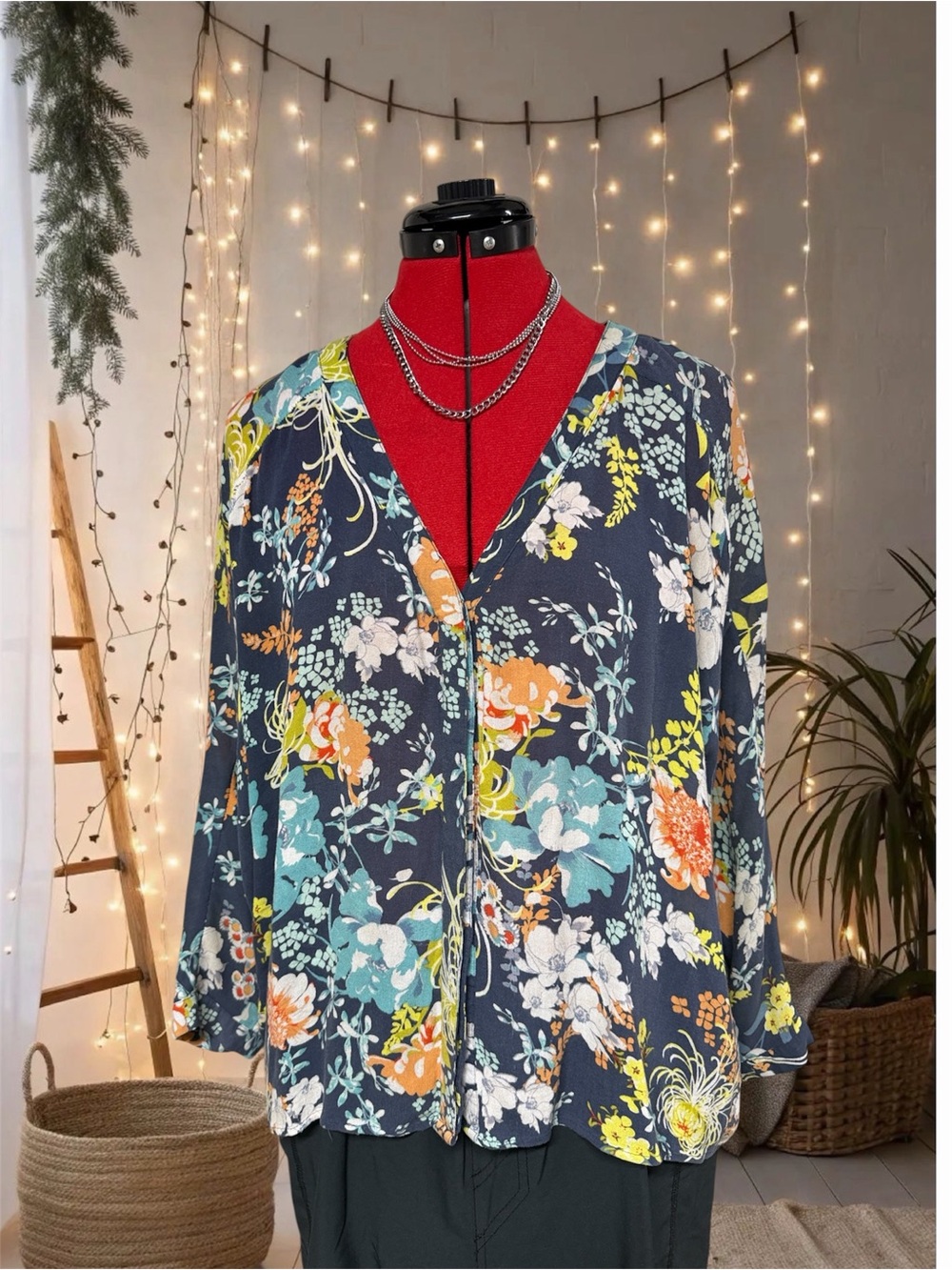Daniel rain Womens Navy Floral V-Neck Button Front Top flowy size large